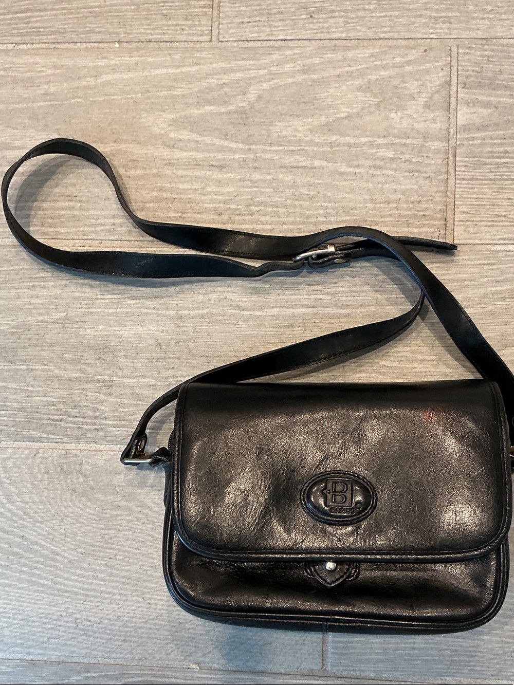 Basido Vintage Black Italian Leather Crossbody Bag with Embossed 'B' Emblem